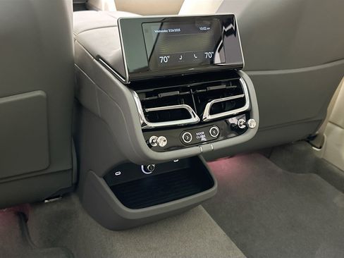 Used 2025 Bentley Bentayga Extended Wheelbase image 23