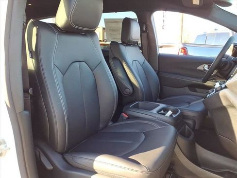 New 2026 Chrysler Pacifica Select AWD/4WD image 4