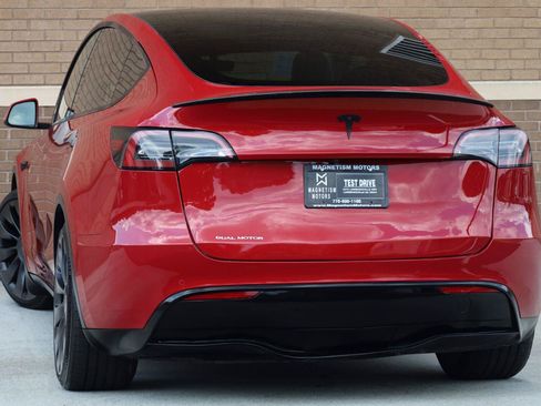 Used 2022 Tesla Model Y Performance AWD/4WD image 9