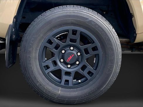Used 2017 Toyota Tacoma TRD Sport w/ Tow Package (A/T) AWD/4WD image 35