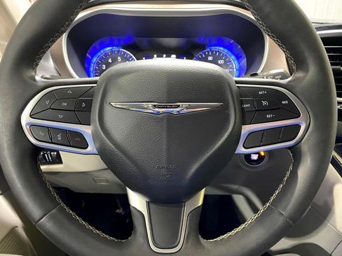 Used 2022 Chrysler Voyager LX image 12