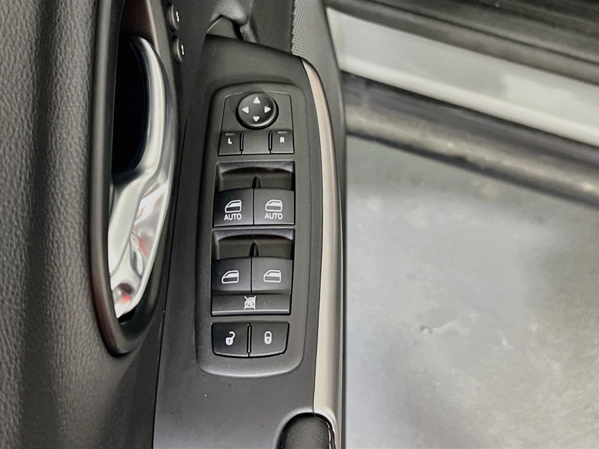 Used 2022 Jeep Cherokee Limited AWD/4WD image 17