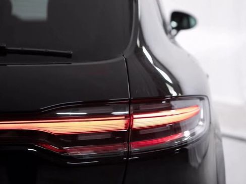 Certified 2025 Porsche Macan Turbo image 38