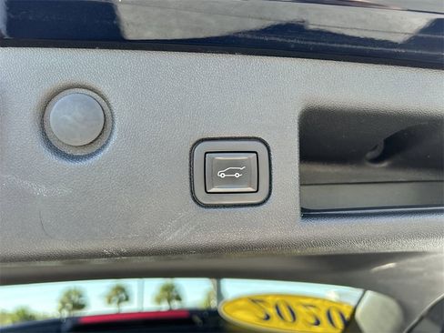 Used 2020 Chevrolet Equinox Premier image 23