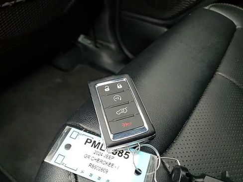 Used 2024 Jeep Grand Cherokee L Limited w/ Luxury Tech Group II image 31