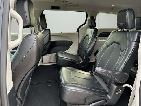 Used 2024 Chrysler Pacifica Touring-L image 14
