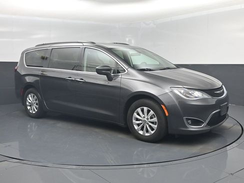 Used 2018 Chrysler Pacifica Touring Plus image 1