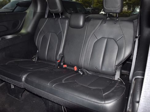 Used 2021 Chrysler Pacifica Touring-L w/ Uconnect Theater Family Group FWD image 11