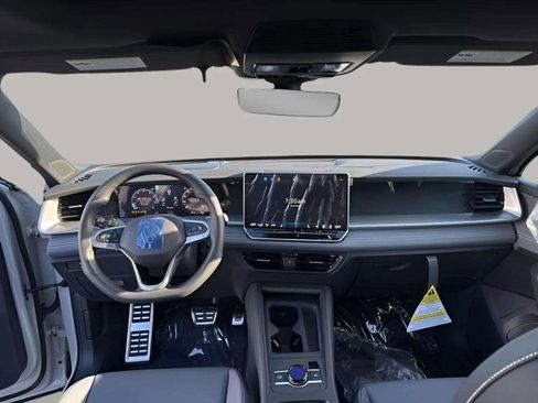 New 2026 Volkswagen Tiguan SE R-Line image 9