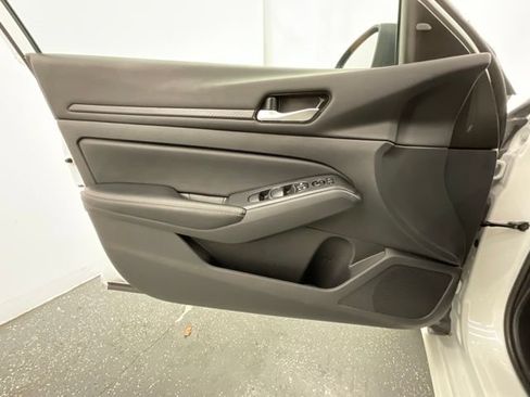 Used 2025 Nissan Altima 2.5 SV FWD image 9