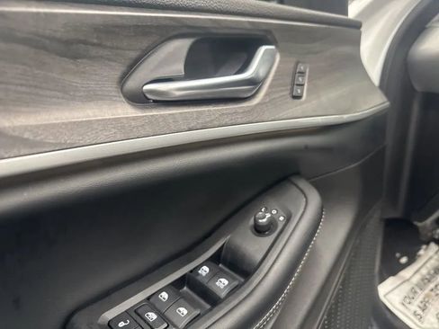 Used 2023 Jeep Grand Cherokee Limited w/ Luxury Tech Group II image 7