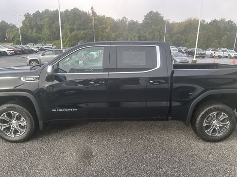 New 2026 GMC Sierra 1500 SLE image 2