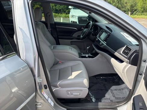 Used 2019 Toyota Highlander Limited Platinum AWD/4WD image 28