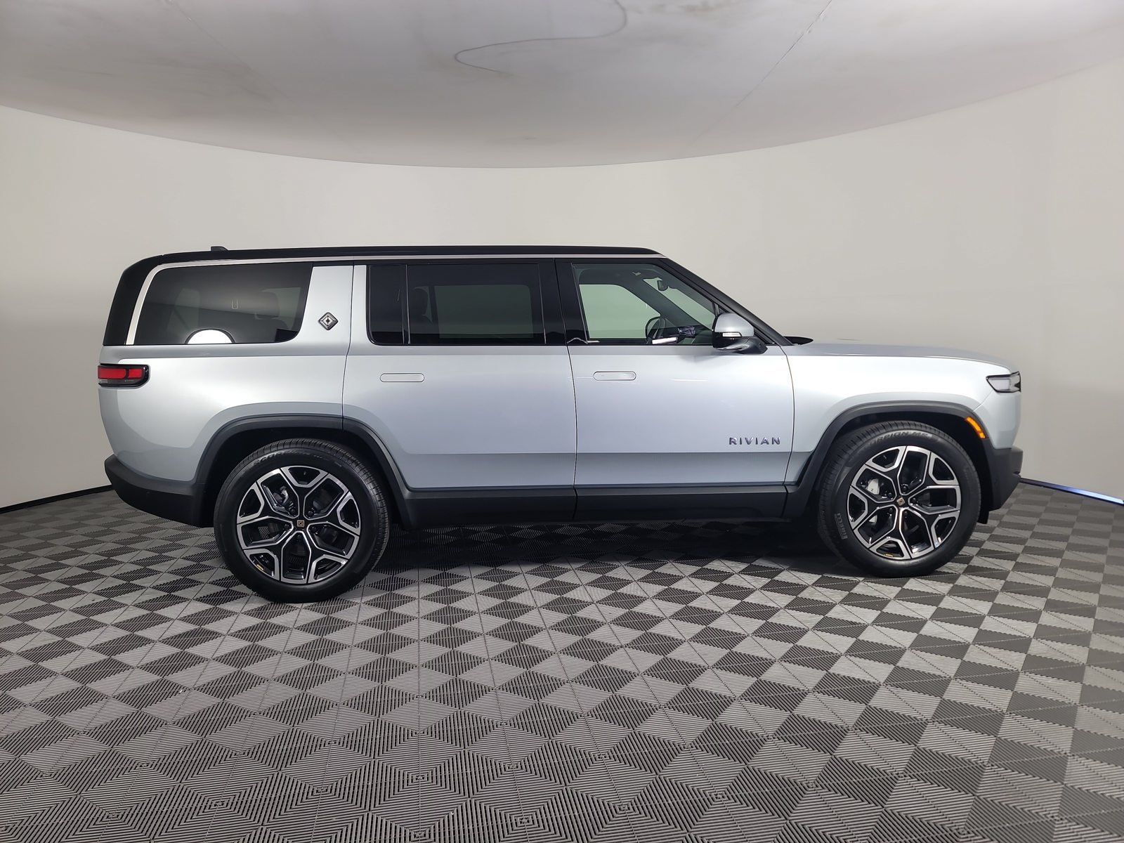Used 2025 Rivian R1S Adventure Dual AWD/4WD image 6
