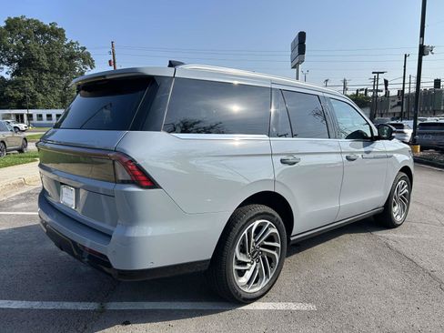 Used 2025 Lincoln Navigator Reserve AWD/4WD image 3