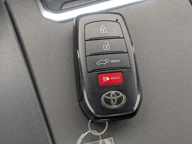 Used 2024 Toyota Highlander XLE FWD image 35
