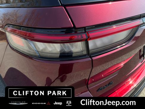 Used 2023 Jeep Grand Cherokee Altitude AWD/4WD image 7