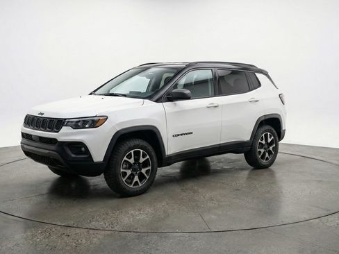 Used 2025 Jeep Compass Trailhawk AWD/4WD image 3