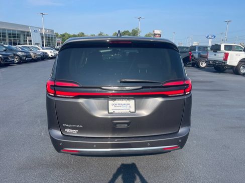 Used 2023 Chrysler Pacifica Touring-L FWD image 4