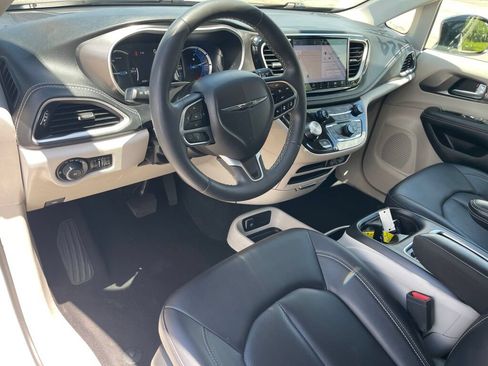 Used 2024 Chrysler Pacifica Limited FWD image 5