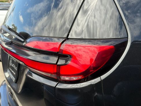 Used 2023 Chrysler Pacifica Touring-L FWD image 16