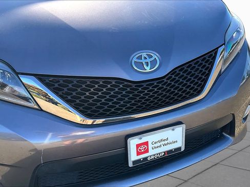 Certified 2017 Toyota Sienna SE Premium FWD image 29