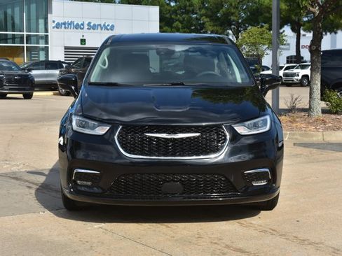 Used 2024 Chrysler Pacifica Touring-L FWD image 2