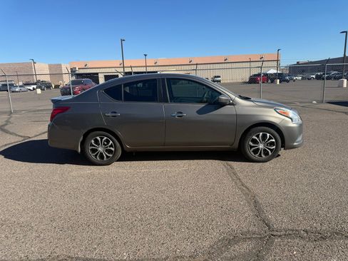 Used 2016 Nissan Versa SV image 4