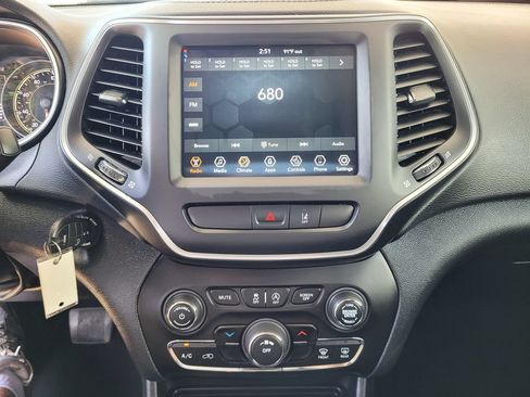Used 2022 Jeep Cherokee Latitude AWD/4WD image 11
