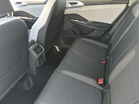 New 2026 Volkswagen Taos SE image 17