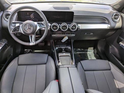 Used 2025 Mercedes-Benz GLB 250 4MATIC image 13