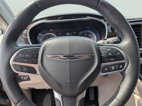 Used 2023 Chrysler Pacifica Limited FWD image 25