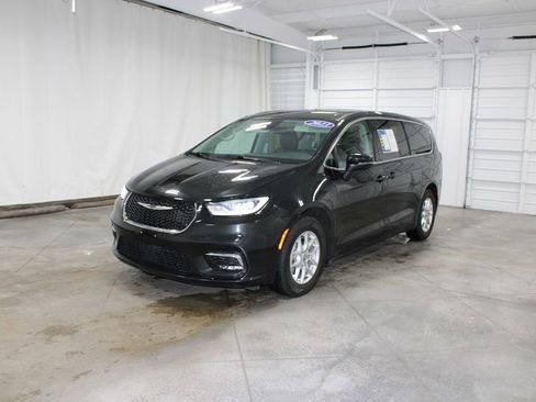 Used 2023 Chrysler Pacifica Touring-L FWD image 4