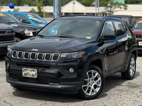 Used 2023 Jeep Compass Latitude AWD/4WD image 1