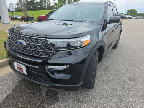 Used 2024 Ford Explorer XLT w/ Equipment Group 202A RWD image 3
