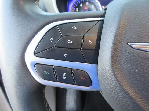 Used 2023 Chrysler Pacifica Touring-L FWD image 25