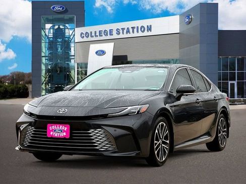 Used 2025 Toyota Camry XLE image 2