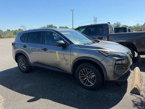 Used 2021 Nissan Rogue S FWD image 2