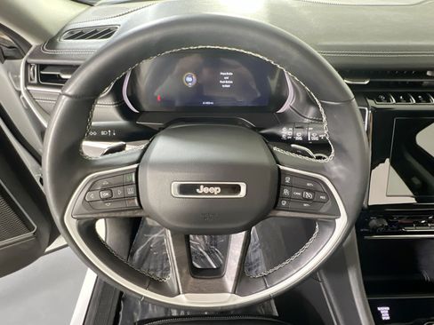 Used 2022 Jeep Grand Cherokee Limited image 11