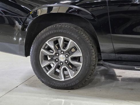 Used 2024 Chevrolet Suburban LT w/ LT Signature Package image 9