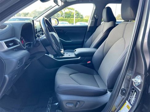 Used 2021 Toyota Highlander LE image 12