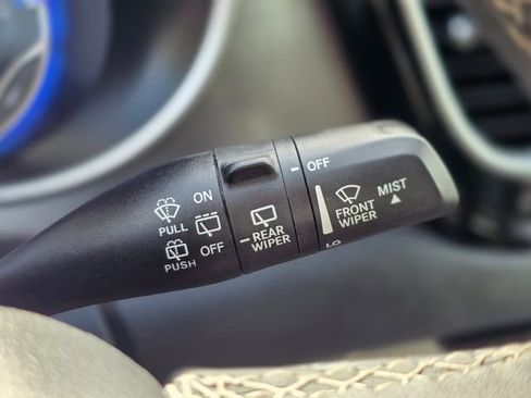 Used 2023 Chrysler Pacifica Touring-L image 39