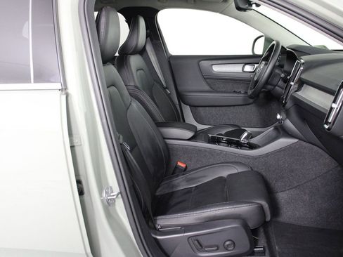 Certified 2025 Volvo XC40 B5 Plus image 29