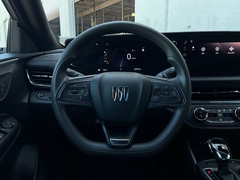 Used 2025 Buick Envista Preferred image 32