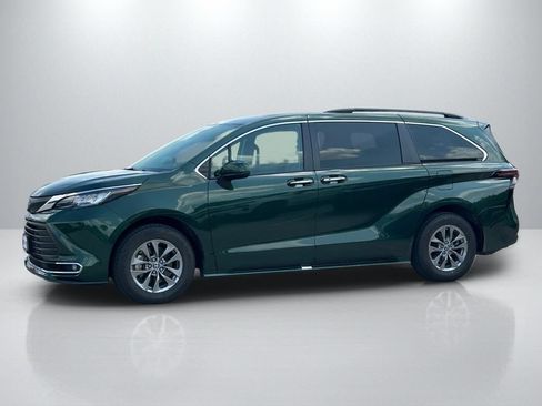 Used 2023 Toyota Sienna XLE FWD image 8