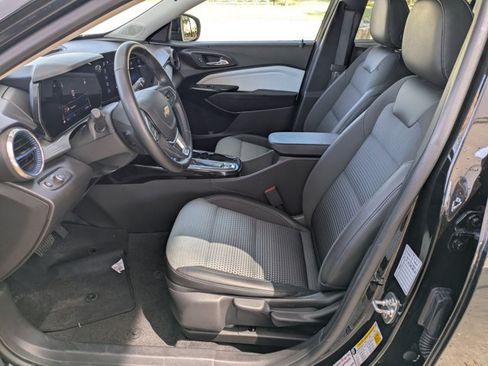 Used 2025 Chevrolet Trax LT w/ LT Convenience Package FWD image 16