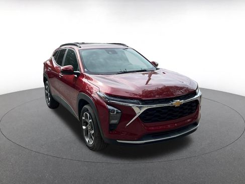 Used 2025 Chevrolet Trax LT image 1