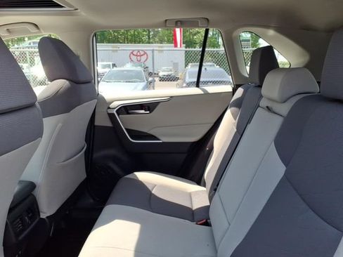 Used 2019 Toyota RAV4 XLE w/ Convenience Package FWD image 7