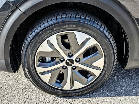 Used 2022 Kia Niro EX Premium w/ Cold Weather Package image 7