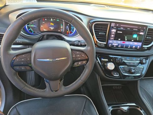 Used 2022 Chrysler Pacifica Limited w/ Uconnect Theater Family Group FWD image 9